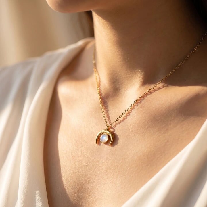 "Crescent Moon" Necklace in Moonstone