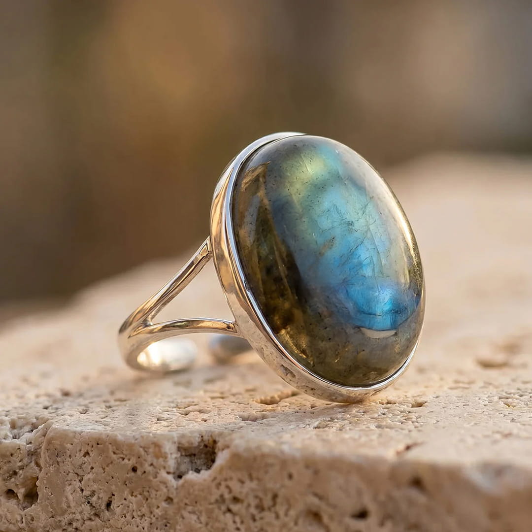Adjustable Ring “Boreal Reflections” in Labradorite