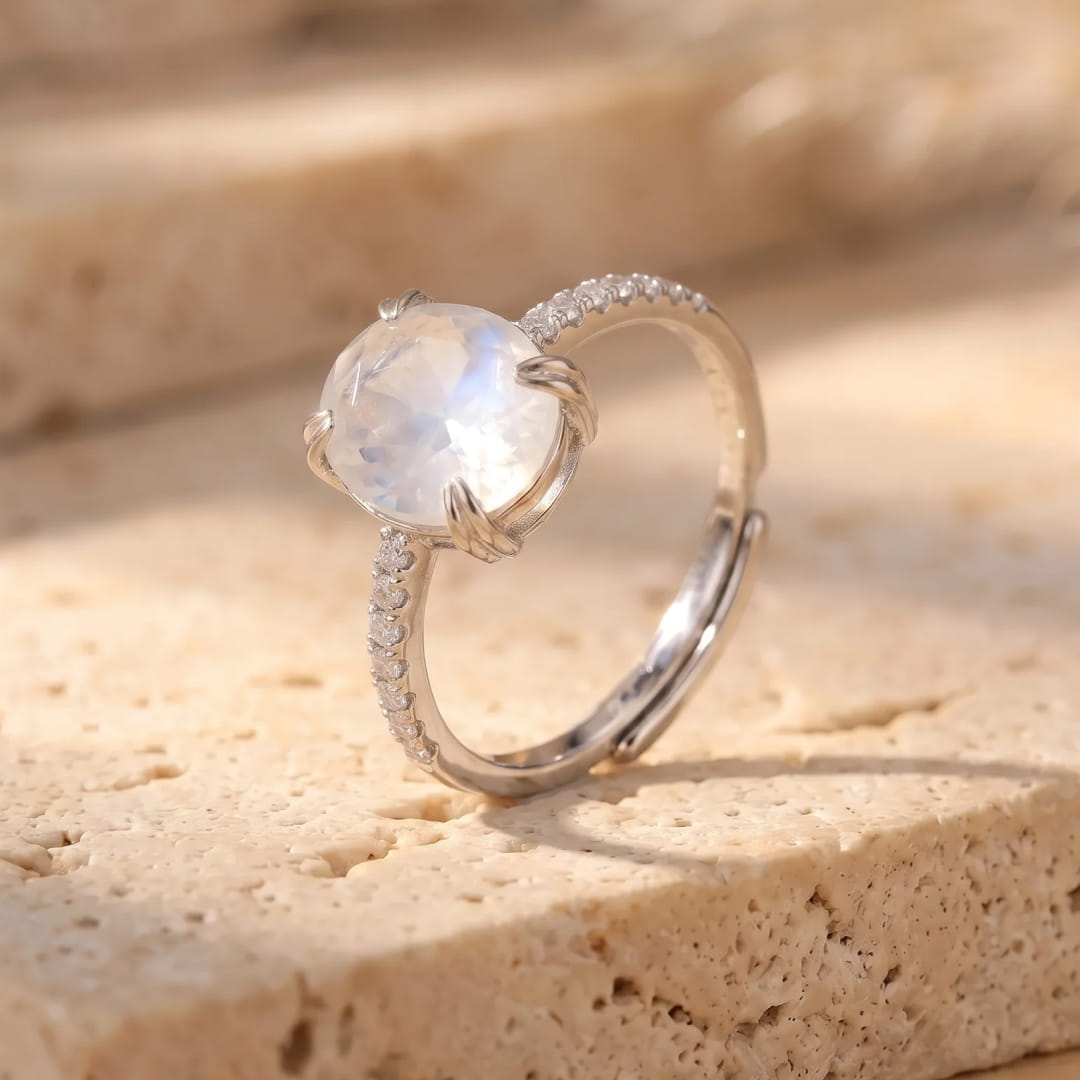 Adjustable "Kirana" Ring in Moonstone & Silver