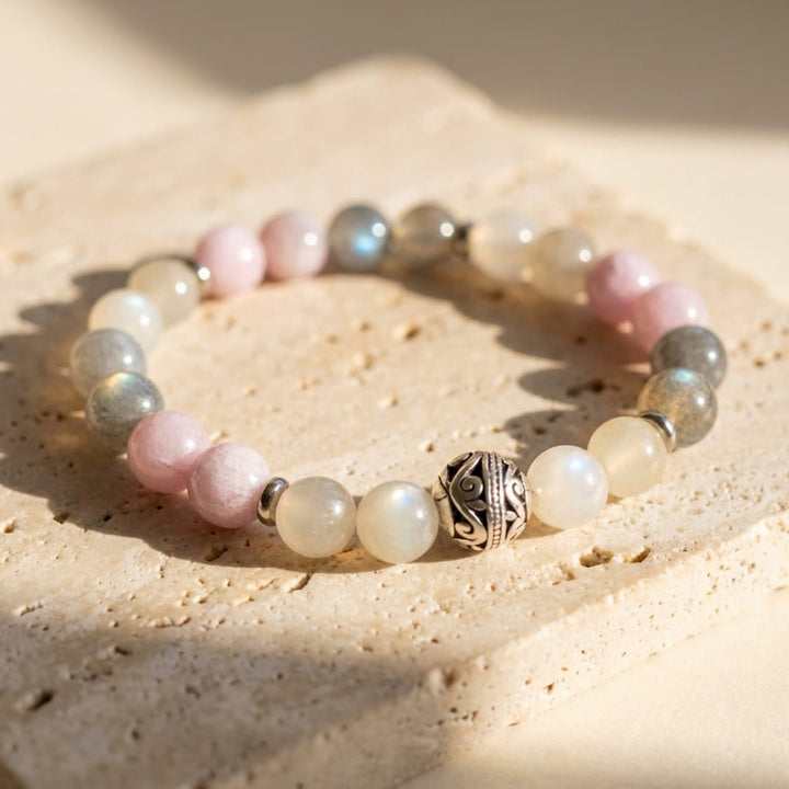 "Feminine Sweetness" Bracelet in Labradorite, Moonstone & Kunzite