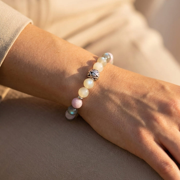 "Feminine Sweetness" Bracelet in Labradorite, Moonstone & Kunzite