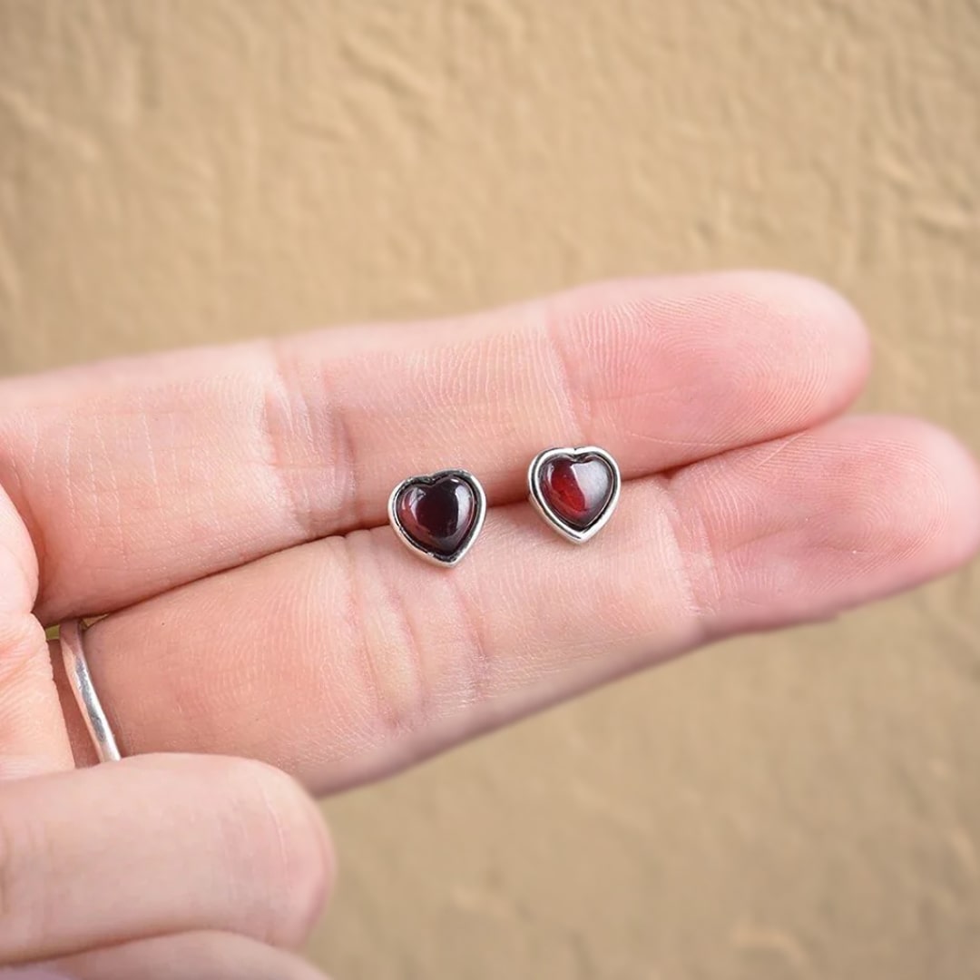 "Passion Heart" Earrings in Garnet & Silver Metal