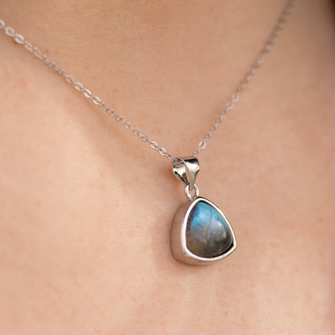"Symbolic Protection of the Aura" Pendant in Labradorite & Silver