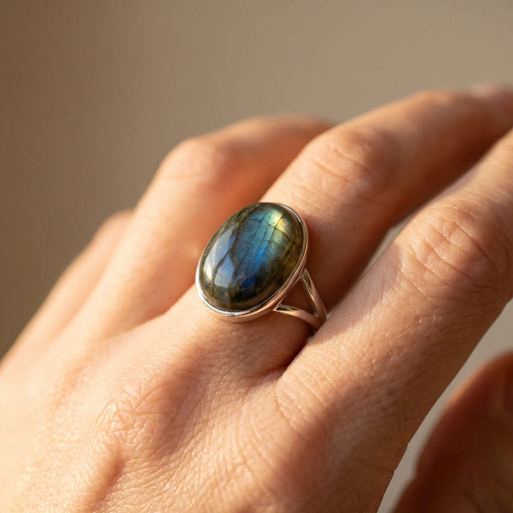 Adjustable Ring “Boreal Reflections” in Labradorite
