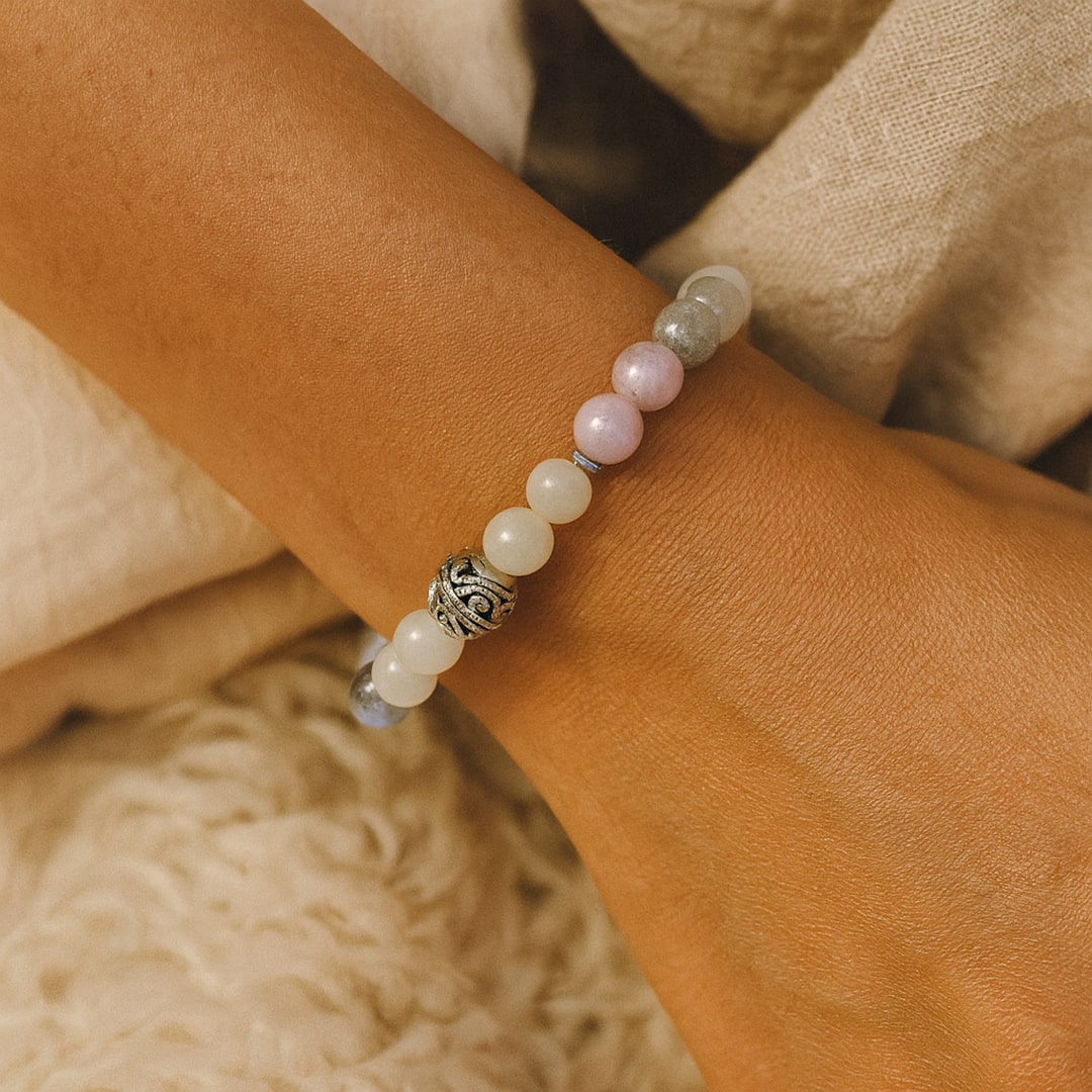 "Feminine Softness" Bracelet in Labradorite, Moonstone & Kunzite