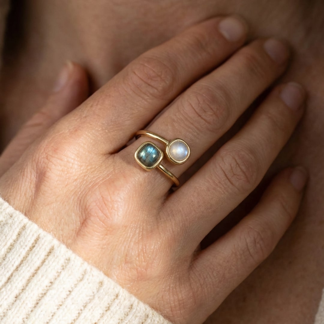 Adjustable Ring "Isha" in Labradorite & Moonstone