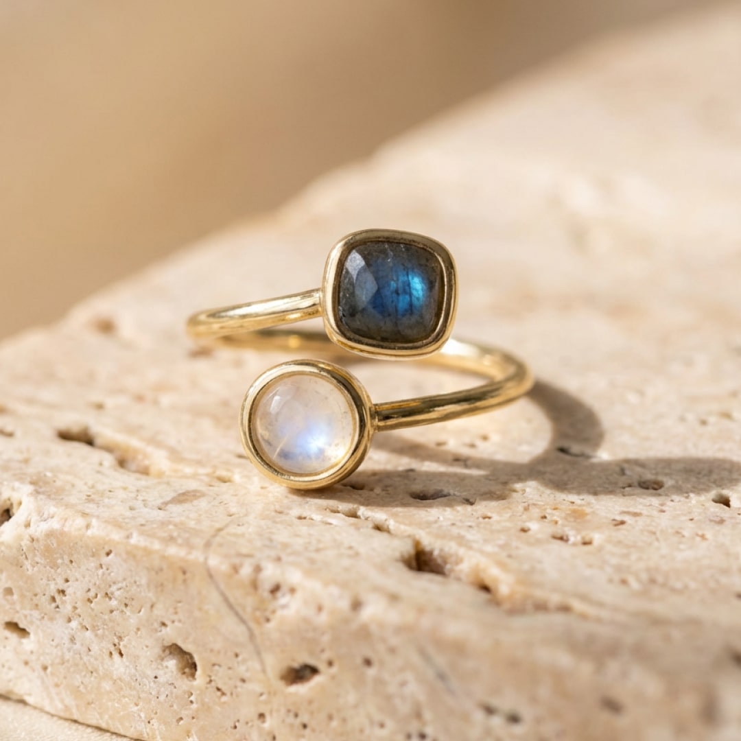 Adjustable Ring "Isha" in Labradorite & Moonstone