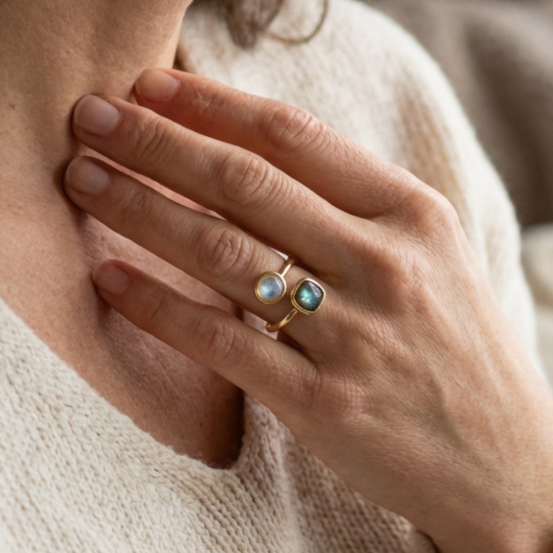 Adjustable Ring "Isha" in Labradorite & Moonstone