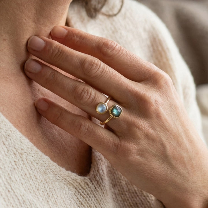 Adjustable Ring "Isha" in Labradorite & Moonstone