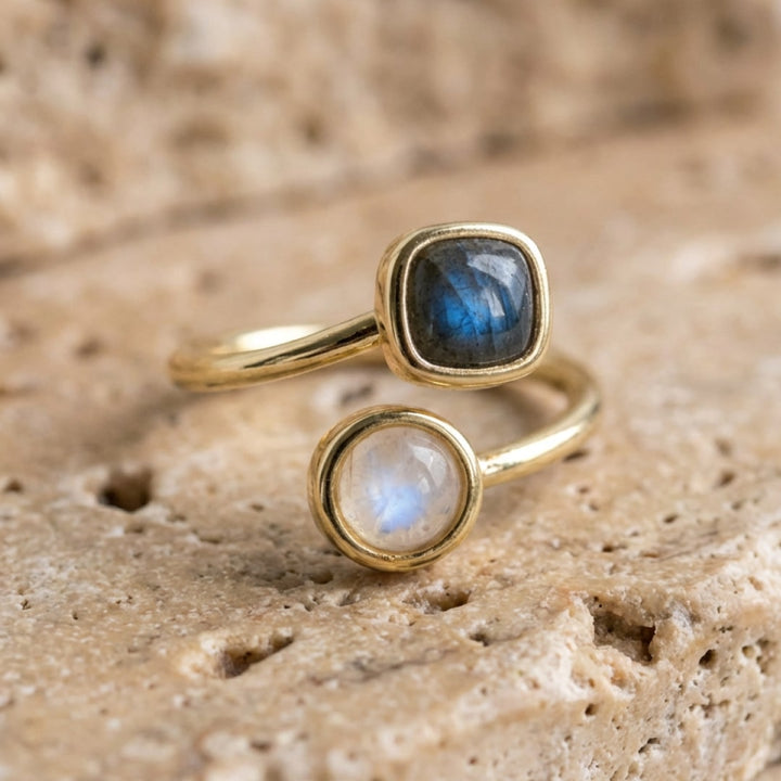 Adjustable Ring "Isha" in Labradorite & Moonstone