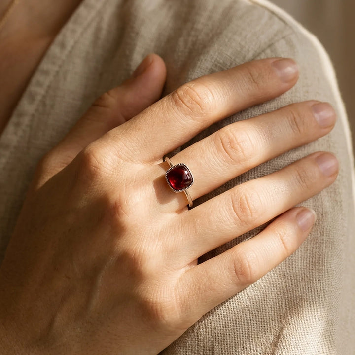 Adjustable Ring "Square Passion" in Garnet