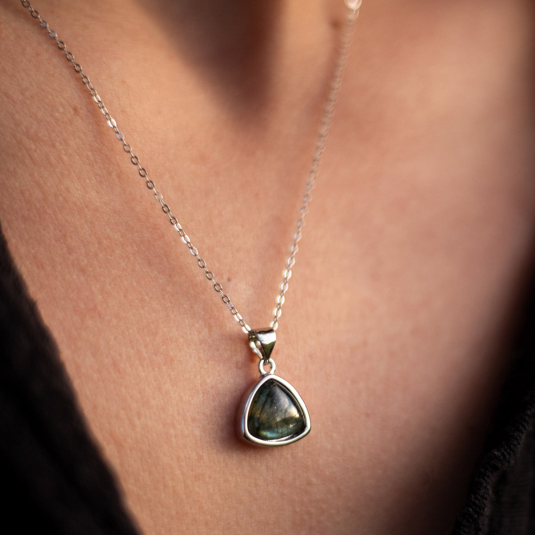 "Symbolic Protection of the Aura" Pendant in Labradorite & Silver