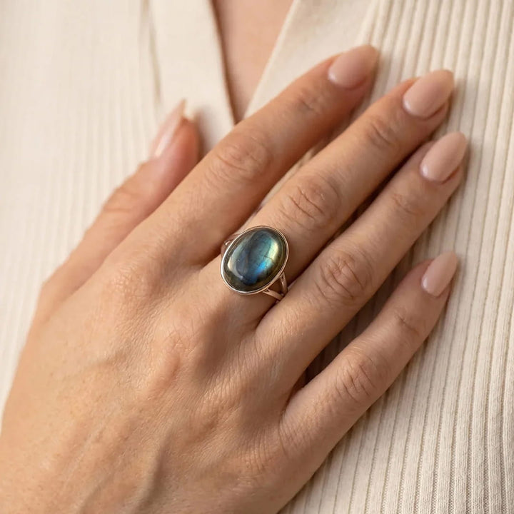 Adjustable Ring “Boreal Reflections” in Labradorite
